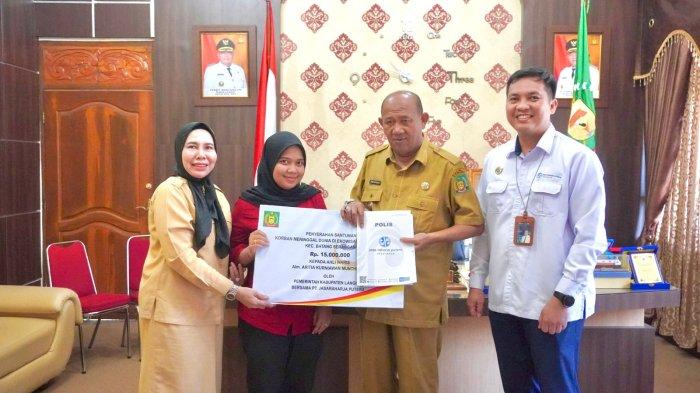 Syah Afandin Serahkan Santunan kepada Ahli Waris Korban Meninggal di Objek Wisata