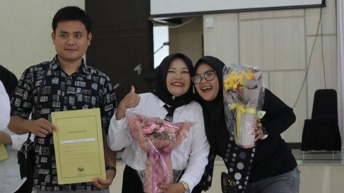 SK PPPK PARUH WAKTU - Bupati Pakpak Bharat, Franc Bernhard Tumanggor, secara resmi menyerahkan Surat Keputusan (SK) Pengangkatan Pegawai dengan Skema PPPK Paruh Waktu di lingkungan Pemerintah Kabupaten Pakpak Bharat, Selasa (30/12/2025).