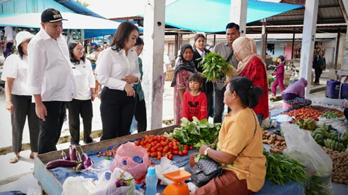 Bupati Pakpak Bharat Franc Bernhard Tumanggor melakukan kunjungan ke pasar tradisional Singgabur