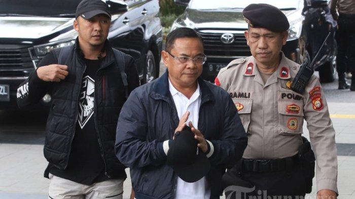 OTT KPK - Bupati Pati Sudewo tiba di gedung Komisi Pemberantasan Korupsi (KPK), Jakarta Selatan, Selasa (20/1/2026). KPK melakukan operasi tangkap tangan (OTT) terhadap Bupati Pati, Sudewo, yang diduga berkaitan dengan praktik korupsi dalam proses pengisian jabatan perangkat desa di Kabupaten Pati, Jawa Tengah. Setelah turun dari mobil tim lembaga antirasuah sekitar pukul 10.35 WIB, Sudewo berjalan menuju ruang pemeriksaan. 