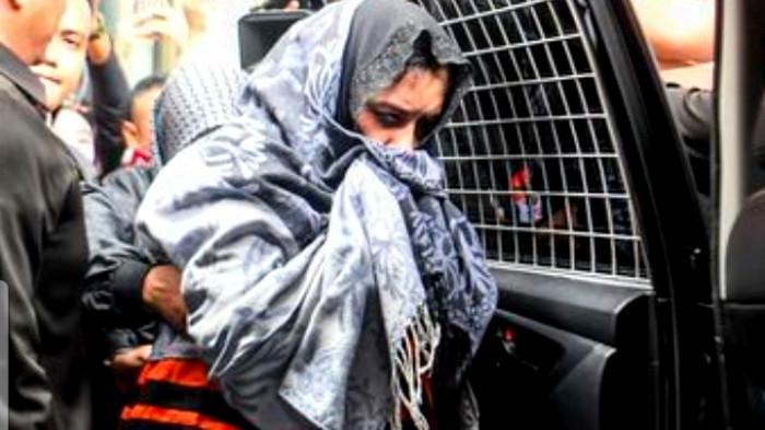 MASUK MOBIL TAHANAN - Bupati Pekalongan Fadia Arafiq tampak dipapah saat memasuki mobil tahanan usai menjalani pemeriksaan di gedung KPK Merah Putih, Jakarta, Rabu (4/3/2026).