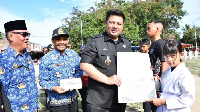 Peringati Hari Sumpah Pemuda, Bupati Samosir Serahkan Penghargaan ke Sejumlah Atlet Berprestasi