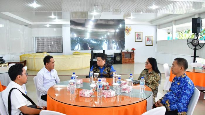 Bupati Samosir Vandiko Gultom berbincang dengan Pimpinan Wilayah Bulog