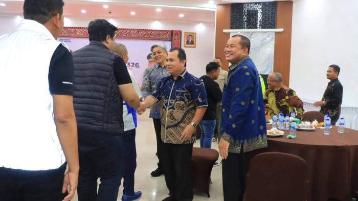 Bupati Samosir Vandiko Gultom menghadiri peringatan Hari Jadi Kota Sibolga (HJS) ke-326 Tahun 2026. Ia hadir bersama Bupati Toba Effendi Napitupulu dan disambut langsung oleh Wali Kota Sibolga Akhmad Syukri Nazry Penarik serta Wakil Wali Kota Pantas Maruba Lumban Tobing di kawasan Jembatan Pelangi Sibolga, Sabtu (4/4/2026).