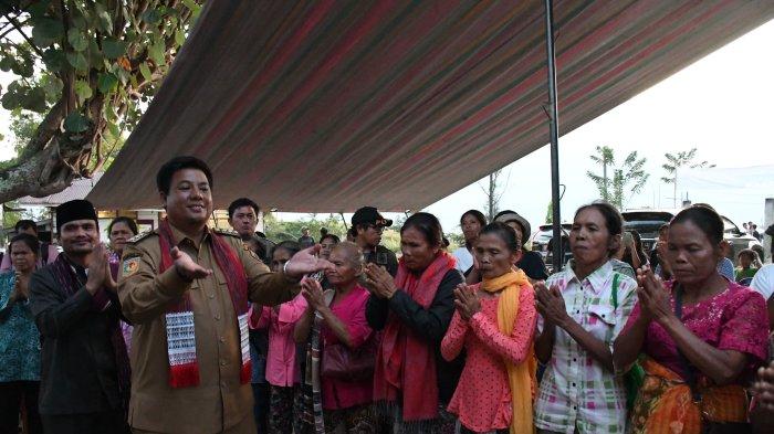 Bupati Samosir Vandiko Gultom Ajak Masyarakat Desa Pardomuan Nauli dan Palipi Gunakan Pupuk Organik