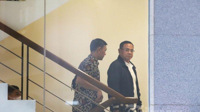 OTT KPK - Bupati Pati Sudewo tiba di gedung Komisi Pemberantasan Korupsi (KPK), Jakarta Selatan, Selasa (20/1/2026). KPK melakukan operasi tangkap tangan (OTT) terhadap Bupati Pati, Sudewo, yang diduga berkaitan dengan praktik korupsi dalam proses pengisian jabatan perangkat desa di Kabupaten Pati, Jawa Tengah. Setelah turun dari mobil tim lembaga antirasuah sekitar pukul 10.35 WIB, Sudewo berjalan menuju ruang pemeriksaan. (Tribunnews/Jeprima)