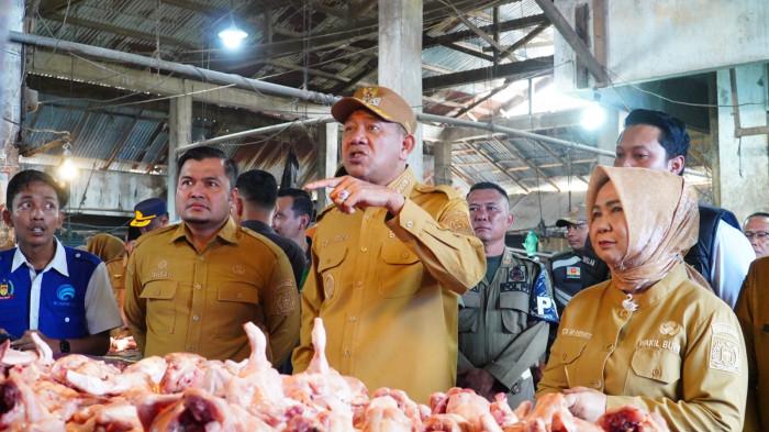 Bupati Syah Afandin Sidak Pasar Baru Stabat, Pastikan Harga Sembako