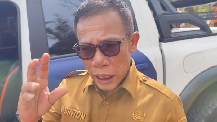 SOAL JADUP - Bupati Tapanuli Tengah Masinton Pasaribu saat ditemui di Kecamatan Badiri, Senin (13/4/2026). Ia menjelaskan soal pendataan bantuan jaminan hidup yang selama ini dikeluhkan warga.