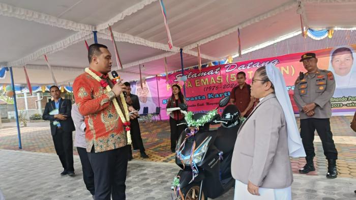 Bupati Toba Effendi Napitupulu hadir dalam pesta emas
