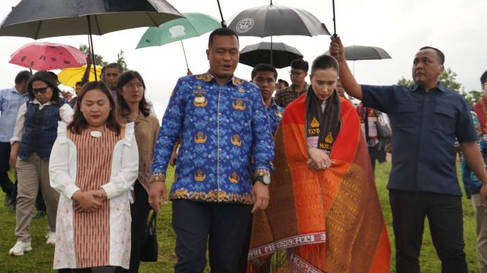 Bupati Toba Effendi Napitupulu sambut kedatangan