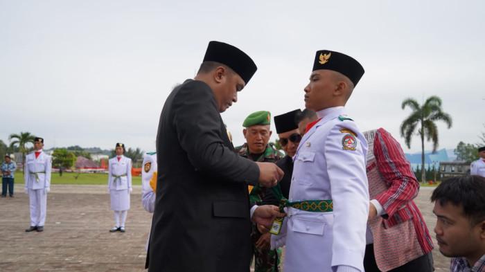 Bupati Toba Kukuhkan Pasukan Pengibar Bendera