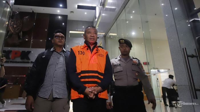 BUPATI TULUNGAGUNG TERSANGKA - Bupati Tulungagung Gatut Sunu Wibowo mengenakan rompi orange saat berjalan meninggalkan gedung Komisi Pemberantasan Korupsi (KPK) di Jakarta, Minggu (12/4/2026) dini hari. KPK menetapkan Bupati Tulungagung Gatut Sunu Wibowo sebagai tersangka kasus pemerasan para Organisasi Perangkat Daerah di Pemerintah Kabupaten Tulungagung.
