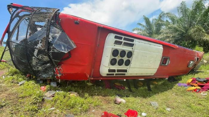 LAKALANTAS MAUT -  Bus Halmahera posisi keluar jalur tol setelah mengalami kecelakaan, Senin (11/5/2026). Ada 4 orang yang menjadi korban tewas dan 19 mengalami luka-luka.