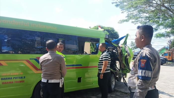 LAKALANTAS MAUT - Bus travel dari Tanjungbalai menuju Besilam, Langkat alami kecelakaan di KM 118 jalur B jalan tol Indrapura - Limapuluh, Minggu (21/6/2026). Tujuh orang meninggal dunia dalam kecelakaan maut tersebut.