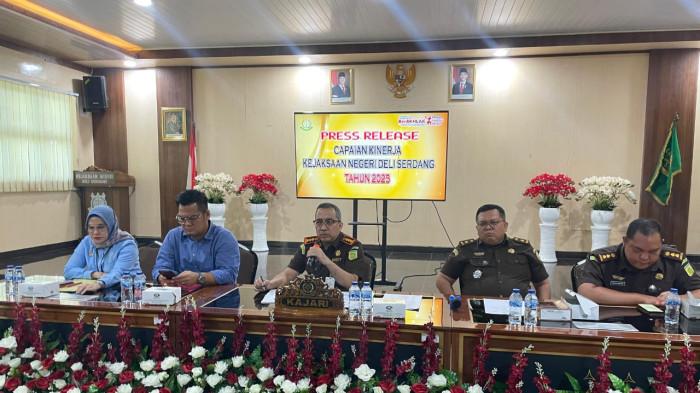 CAPAIAN KINERJA : Kajari Deli Serdang, Revanda Sitepu didampingi anggotanya menyampaikan capaian kinerja Kejari Deli Serdang tahun 2025 kehadapan awak media, Selasa (23/11/2025). Saat ini ada 6 terpidana belum berhasil dieksekusi.