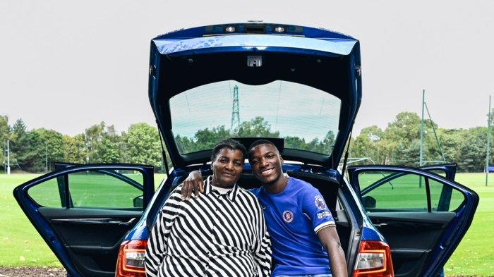 Moises Caicedo resmi gabung Chelsea. Perkenalannya bareng sang Ibu