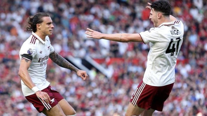 ARSENAL MENANG - Pemain Arsenal Riccardo Callafiori (kiri) selebrasi usai berhasil cetak gol ke gawang Manchester United, pada pekan perdana Liga Inggris 2025-2026, Minggu (17/8/2025). Arsenal menang tipis 1-0.