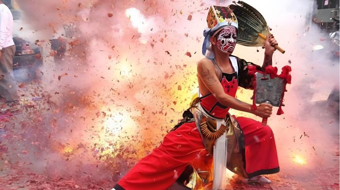 BAKAR PETASAN- Perayaan Cap Go Meh yang dimeriahkan dengan pertunjukan dan bakar petasan.