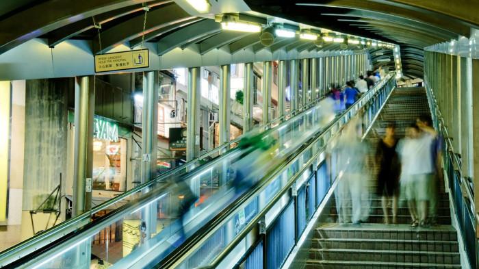 Central Mid-Levels Escalator adalah sistem eskalator tertutup luar ruangan terpanjang  di dunia