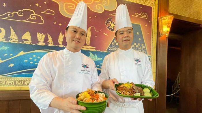 Chef menunjukkan menu yang ada di Wayfinders’ Table.