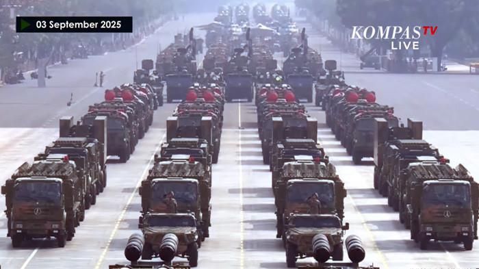 Pada Rabu (3/9/2025), China menggelar parade militer akbar di Lapangan Tiananmen, Beijing, untuk memperingati 80 tahun kemenangan atas Jepang dalam Perang Dunia II. (Tangkapan Layar Youtube)