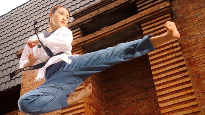 Cyndi Patricia Figo, mampu menyeimbangkan dua dunia yang kontras, kerasnya arena taekwondo dan gemerlapnya panggung modelling.