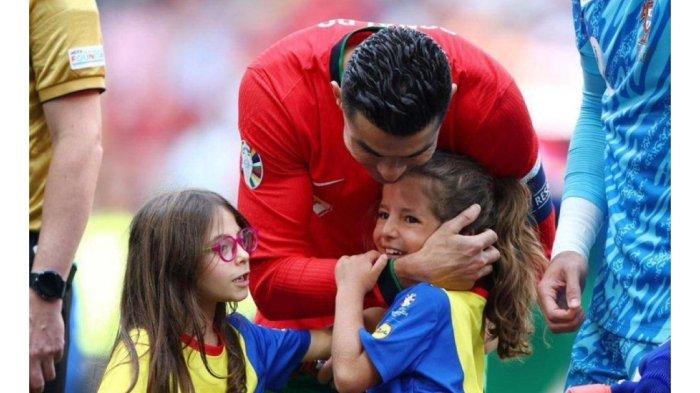 4 Momen Laga. Cristiano Ronaldo dan Portugal Diganggu Penyusup, Martinez Resah