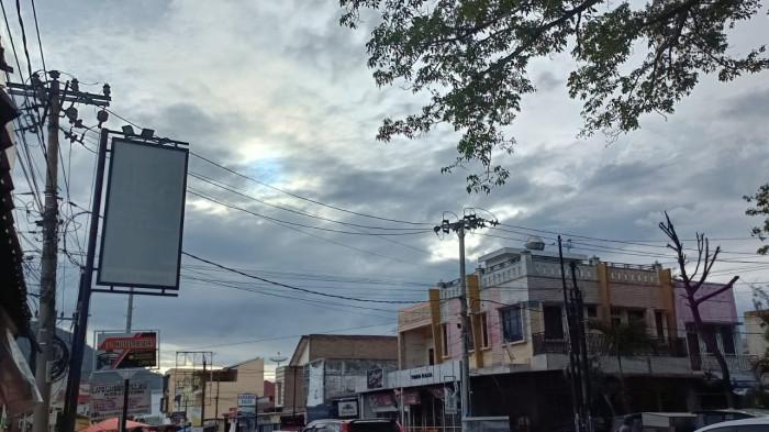 Cuaca mendung di Toba, Minggu (7/9/2025) sore. Warga berharap hujan turun.