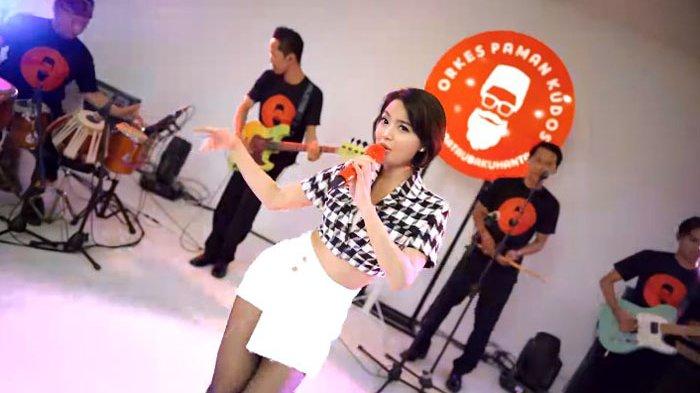 Pernah Dilempari Penontonnya, Potret Seksi Pedangdut Ini Saat Nyanyi Mari Bercinta Jadi Sorotan