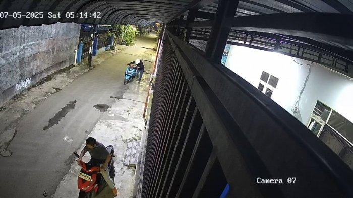 Tiga Maling Patahkan Gembok Gerbang dengan Gunting Rantai, Dua Motor Dicuri Dalam Waktu 30 Menit