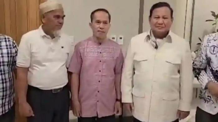 DALANG KASUS GURU - Presiden Prabowo Subianto serta dua guru SMA Negeri 1 Luwu Utara, Sulawesi Selatan, yakni Rasnal dan Abdul Muis di Lanud Halim Perdanakusuma, Jakarta, Kamis (13/11/2025) dini hari.