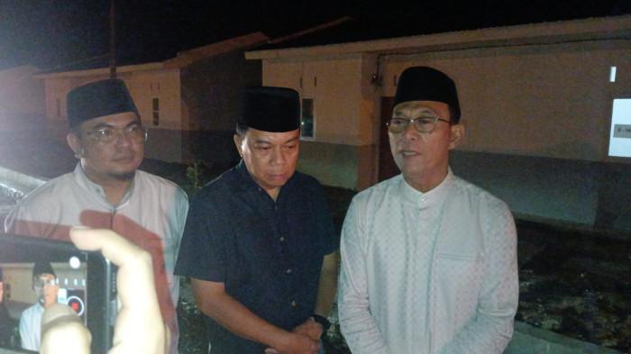 DATANGI HUNTAP - Bupati Tapsel Gus Irawan Pasaribu malam-malam datang ke hunian tetap warga korban banjir Batangtoru di Desa Hapesong Baru, Minggu (15/3/2026).