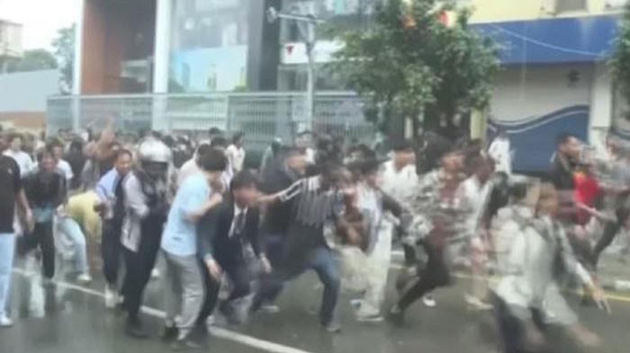 DEMO NEPAL - Nepal menghadapi krisis politik serius setelah pemerintah memblokir platform media sosial utama, memicu protes keras di Kathmandu yang menewaskan 14 orang dan melukai puluhan lainnya. Puluhan ribu demonstran mengepung Parlemen, menerobos barikade polisi, yang merespons dengan gas air mata, meriam air, dan peluru karet. Akibat kekacauan ini, Perdana Menteri Nepal mengundurkan diri dari jabatannya, Selasa (9/9/2025).