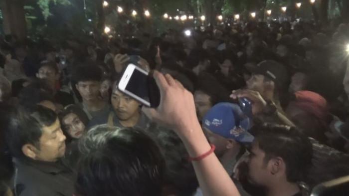 DIBUBARKAN: Mahasiswa mempertanyakan pihak Rektorat Universitas Mataram membubarkan nonton bareng (nobar) film dokumenter Pesta Babi, Kamis malam (7/5/2026) di Kampus Unram. (FITRI RACHMAWATI)