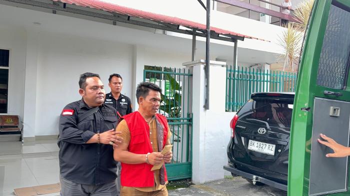 DITAHAN - Joko Waskitono Asisten II Pemko Binjai ditahan Kejaksaan Negeri Binjai pada dugaan tindak pidana korupsi pembuatan kontrak atas pekerjaan fiktif pada Dinas Ketahanan Pangan dan Pertanian Kota Binjai, Rabu (1/4/2026). 