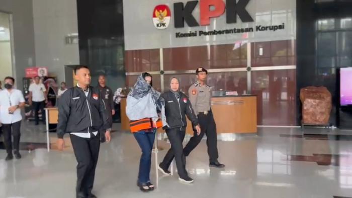 BUPATI FADIA DITAHAN KPK - Bupati Pekalongan, Fadia Arafiq, ditahan usai ditetapkan sebagai tersangka, Gedung Merah Putih KPK, Jakarta, Rabu (4/3/2026)
