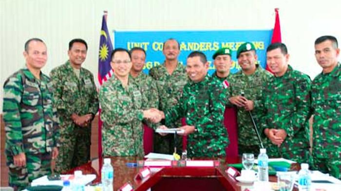 DOKUMENTASI FOTO: Pertemuan bertajuk UCM (Unit Commander Meeting) dalam menjaga perbatasan antara Indonesia-Malaysia, pada Jumat (21/11/2014) silam. Peserta UCM dari Korem 091/ASN terdiri dari Budi Edwar, Waston Purba, Agustatius Sitepu, Bayu Jagad, dan Henri Sembiring (paling kanan).