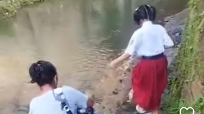 DUDUK Perkara Murid SD Sekolah Lewati Sungai Gegara Akses Ditutup Tetangga, Bermula dari Beli Tanah