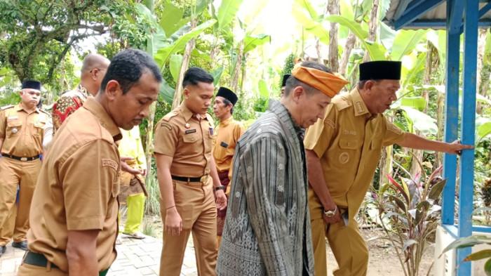 Bupati Langkat Syah Afandin saat memasuki makam Tuanku Wan Sopan di Dusun Ampera, Sei Wampu, Langkat, Senin (15/12/2025).