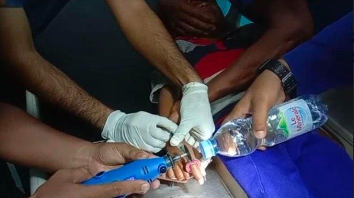 Damkar Asahan Bantu Lepaskan Ring dari Jari Seorang Bocah, Tangan Sempat Luka