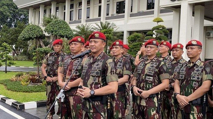 MINTA MAAF: Danjen Kopassus Brigjen TNI Djon Afriandi (sekarang pangkat Mayjen) memberikan keterangan pers di Lapangan Upacara Mako Kopassus, Cijantung, Jakarta, Jumat (8/3/2024)