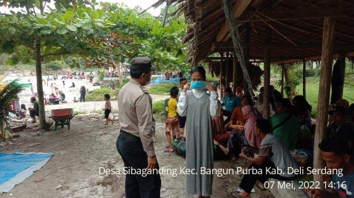 Personil Polsek Bangun Purba Berjaga dan Sosialisasi Prokes di Tempat Wisata