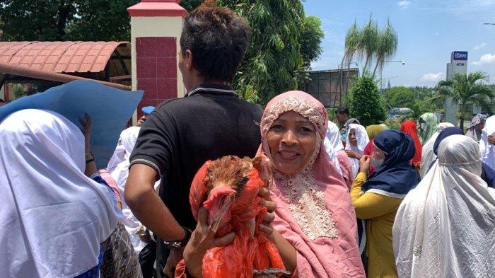 Emak-emak Bawa Ayam Geruduk Polda Sumut, Minta Segera Tangkap Bos Judi Online di Kedai Durian