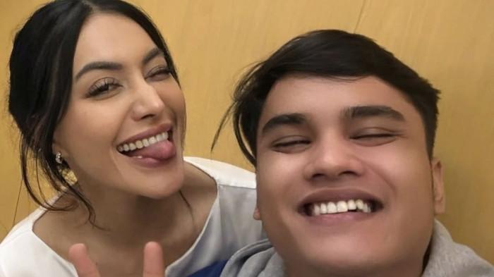 Penyanyi Denada Tambunan membagikan momen kebersamaannya dengan putranya, Ressa Rizky Rossano. (Instagram/@denadaindonesia)