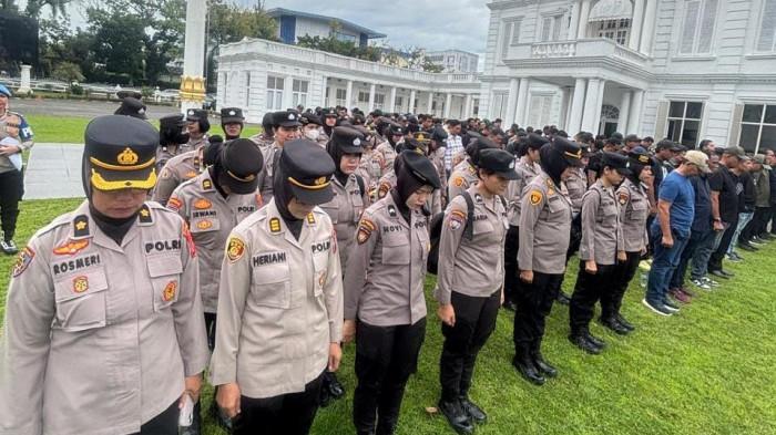 Dengan pendekatan humanis, para Polwan memastikan jalannya aksi tetap aman dan tertib.