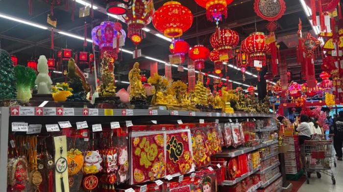 IMLEK DI MEDAN - Deretan pernak-pernik Tahun Baru Imlek didominasi warna merah dan emas dipajang di salah satu ritel modern di Kota Medan, Selasa (3/2/2026). Penjualan dekorasi, lampion, hingga ornamen shio mulai meningkat seiring mendekatnya perayaan Tahun Baru Imlek.
