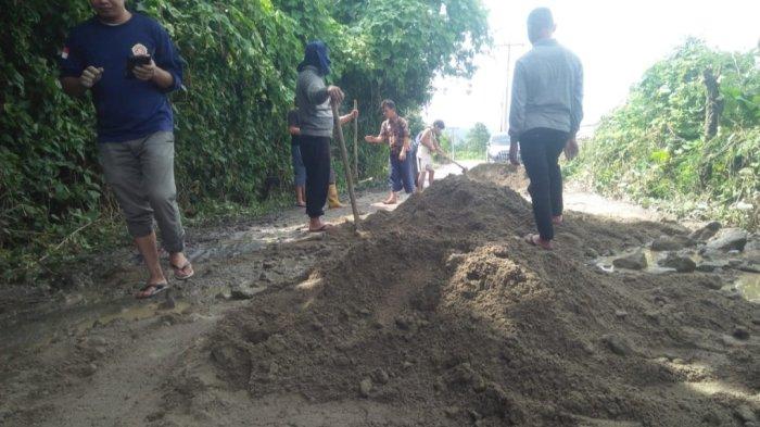 Jelang Libur Nataru, Pemkab Dairi Bersama Karang Taruna Tutup Lubang Jalan di Desa Sitinjo