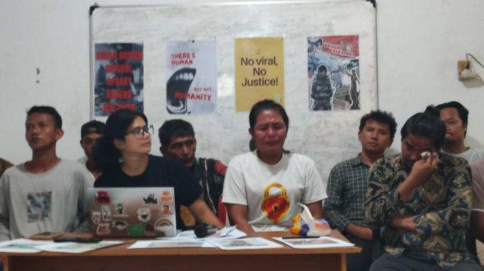 ISTRI  KORBAN - Desi Natalia Nainggolan tidak kuasa menahan air mata atas kepergian suaminya Luis David Hutabarat (32). Desi menceritakan bagaimana suaminya oleh anggota TNI saat ditemui di Medan, Selasa (23/6/2026).