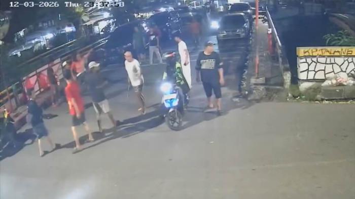 DISIRAM AIR KERAS - Detik-detik insiden aktifis KontraS, Andrie Yunus disiram air keras oleh orang tak dikenal di Jakarta.