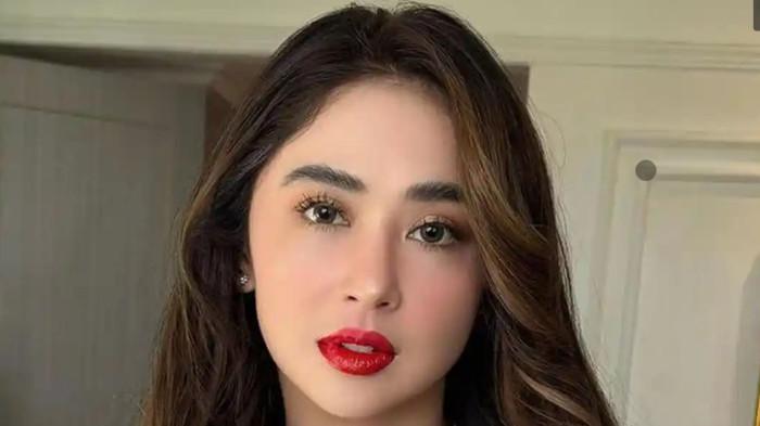 KRITIK - Pedangdut Dewi Perssik memberikan sindiran kepada warganet yang kritik penanganan bencana banjir di Sumatera. Ia mengingatkan orang-orang yang kritik jika tak punya uang untuk donasi, lebih baik menggunakan jari-jarinya dengan baik, Rabu (24/12/2025).